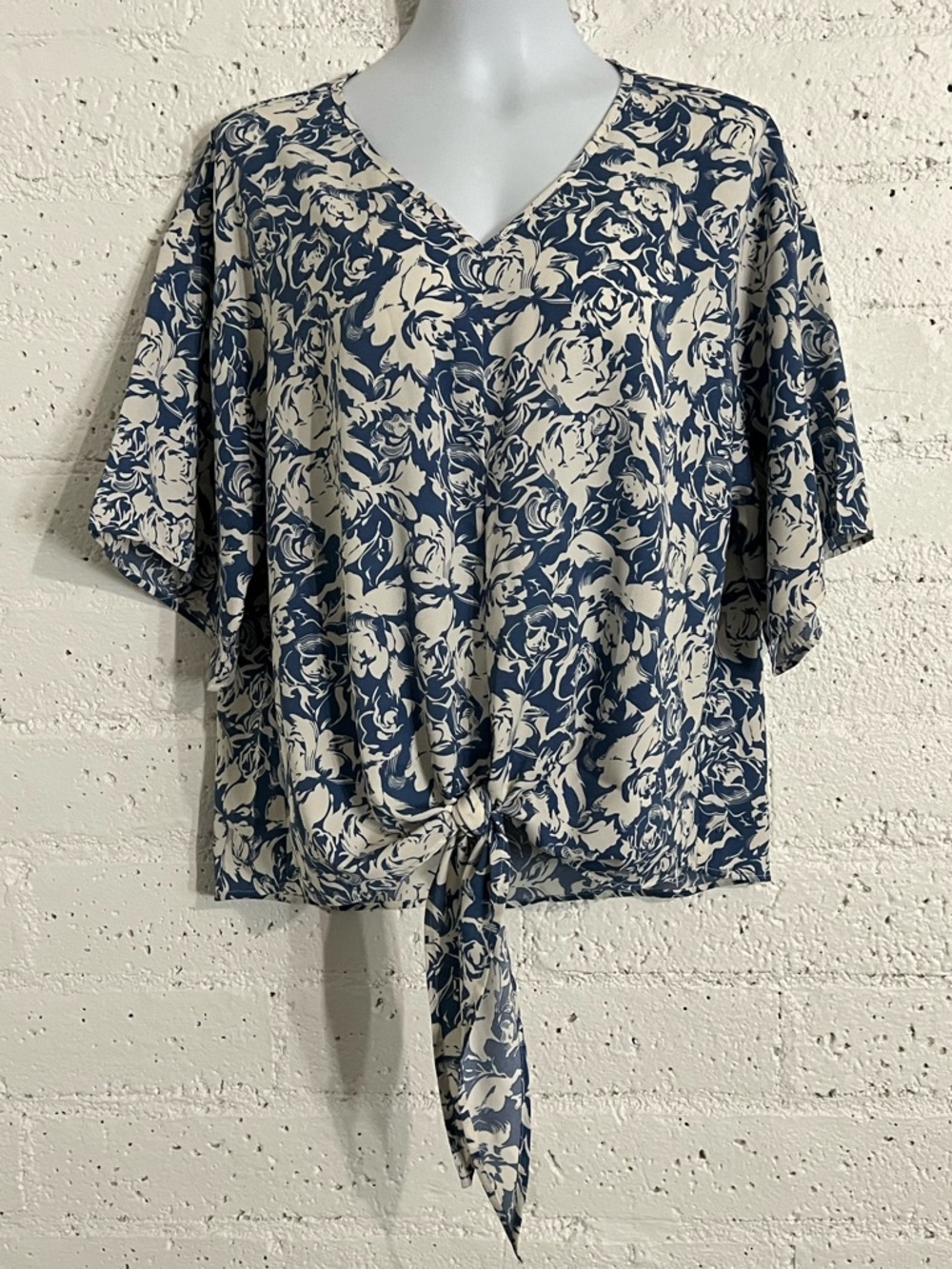 VIISHOW Womens Top XL Blue White Floral Tie Waist V Neck Lightweight Y7